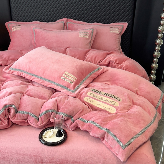 91家纺网 家纺一手货源 找家纺 2025苏东来外贸轻奢款牛奶绒刺绣四件套绣花加厚保暖绒套件 时光豆沙