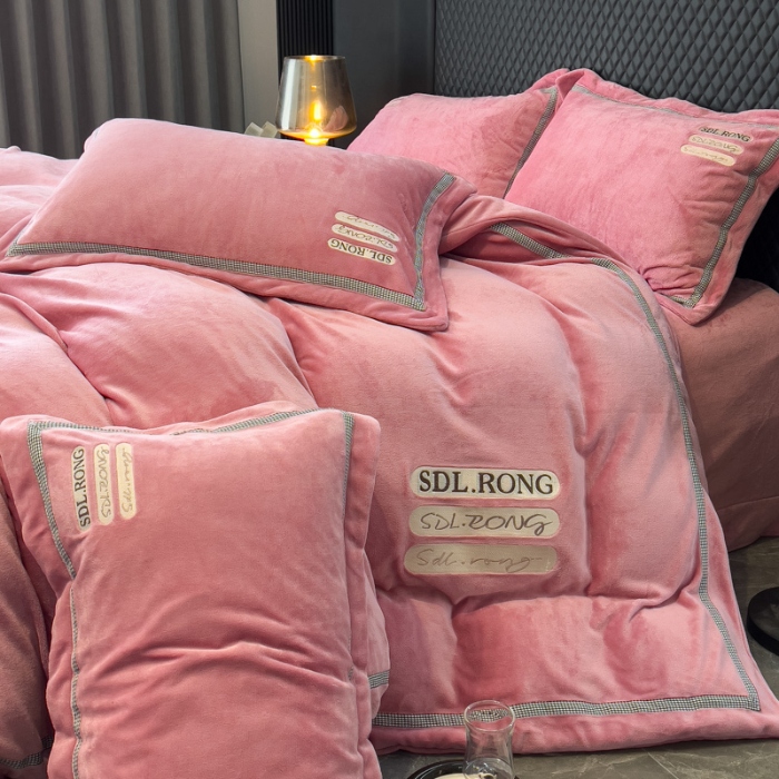 91家纺网 家纺一手货源 找家纺 2025苏东来外贸轻奢款牛奶绒刺绣四件套绣花加厚保暖绒套件 时光豆沙