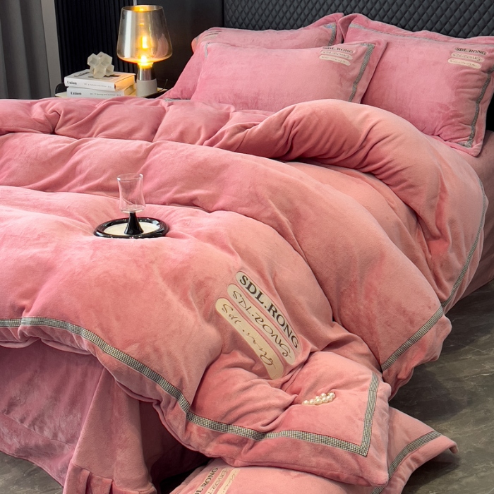 91家纺网 家纺一手货源 找家纺 2025苏东来外贸轻奢款牛奶绒刺绣四件套绣花加厚保暖绒套件 时光豆沙