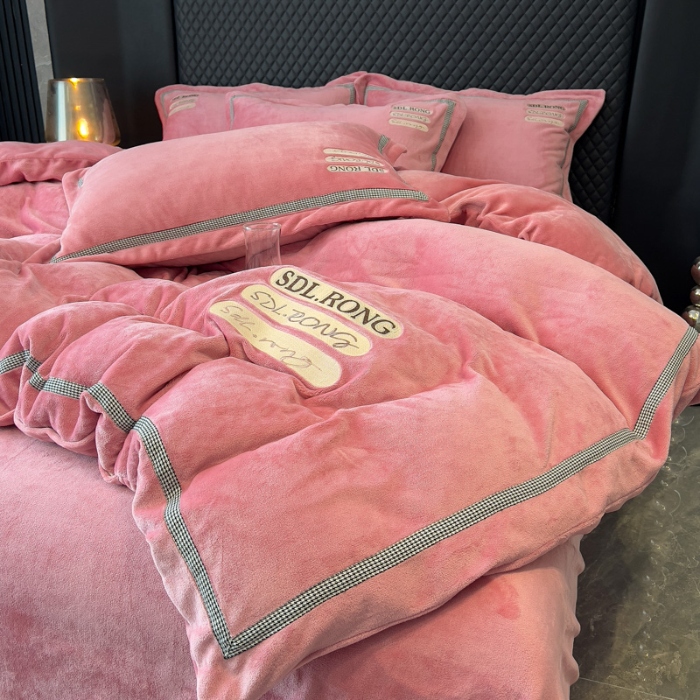 91家纺网 家纺一手货源 找家纺 2025苏东来外贸轻奢款牛奶绒刺绣四件套绣花加厚保暖绒套件 时光豆沙