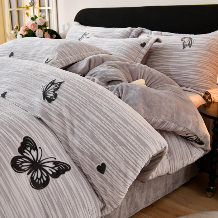 91家纺网 家纺一手货源 找家纺 梦之星 2025新款8斤重牛奶绒6D雕花绒四件套法莱水晶金貂 蝴蝶-灰