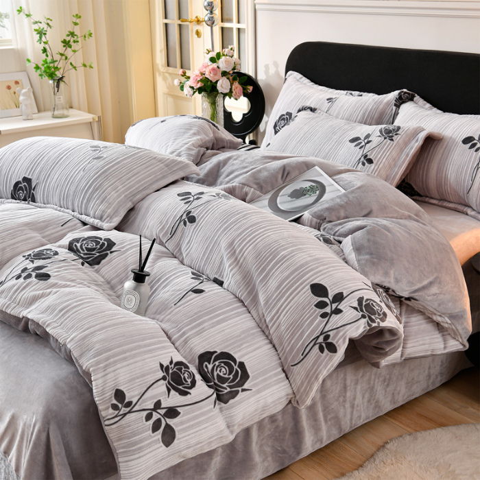 91家纺网 家纺一手货源 找家纺 梦之星 2025新款8斤重牛奶绒6D雕花绒四件套法莱水晶金貂 玫瑰-灰