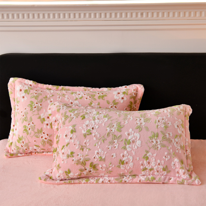 91家纺网 家纺一手货源 找家纺 梦之星 2025新款8斤重牛奶绒6D雕花绒四件套法莱水晶金貂 桃花朵朵-粉