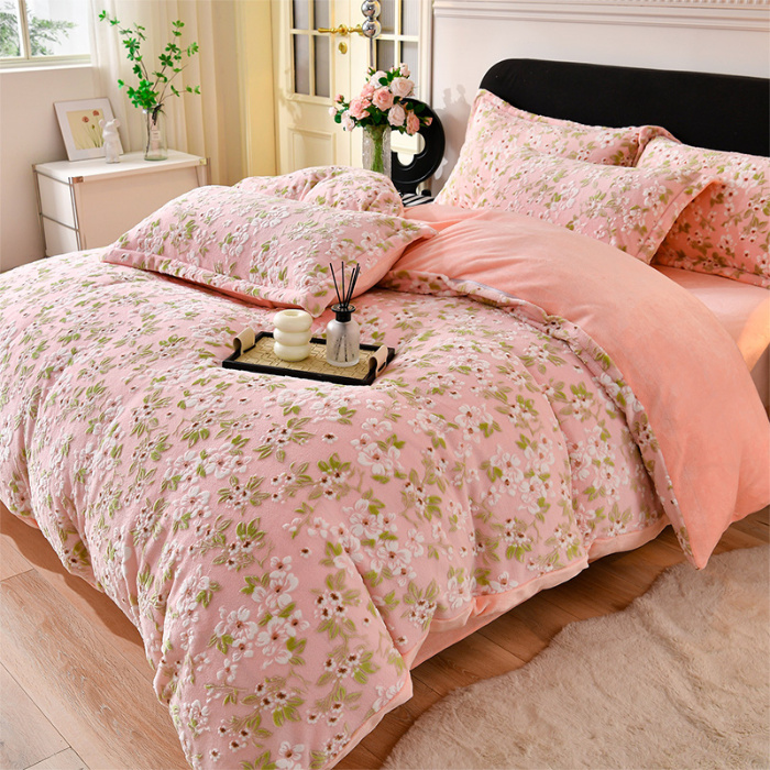 91家纺网 家纺一手货源 找家纺 梦之星 2025新款8斤重牛奶绒6D雕花绒四件套法莱水晶金貂 桃花朵朵-粉