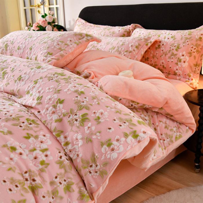 91家纺网 家纺一手货源 找家纺 梦之星 2025新款8斤重牛奶绒6D雕花绒四件套法莱水晶金貂 桃花朵朵-粉