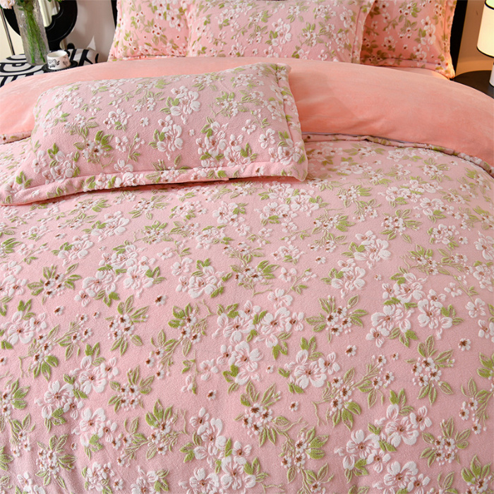 91家纺网 家纺一手货源 找家纺 梦之星 2025新款8斤重牛奶绒6D雕花绒四件套法莱水晶金貂 桃花朵朵-粉