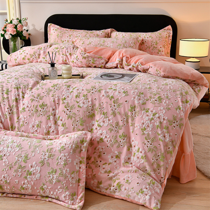 91家纺网 家纺一手货源 找家纺 梦之星 2025新款8斤重牛奶绒6D雕花绒四件套法莱水晶金貂 桃花朵朵-粉