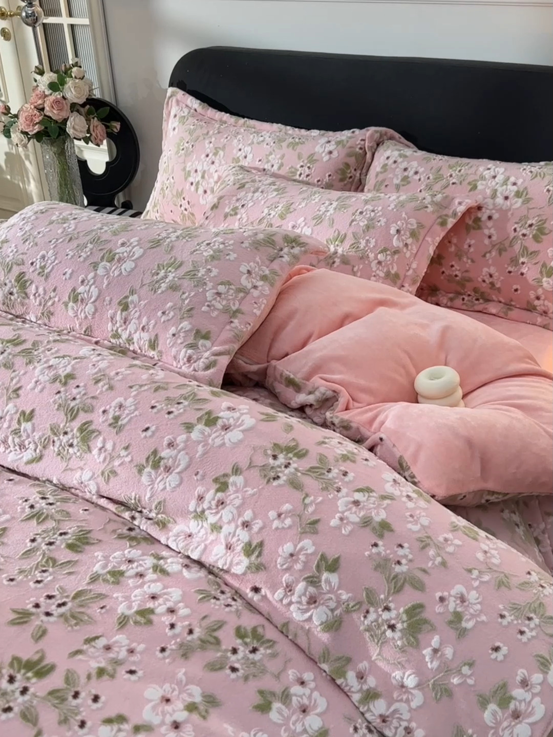 91家纺网 家纺一手货源 找家纺 梦之星 2025新款8斤重牛奶绒6D雕花绒四件套法莱水晶金貂 桃花朵朵-粉