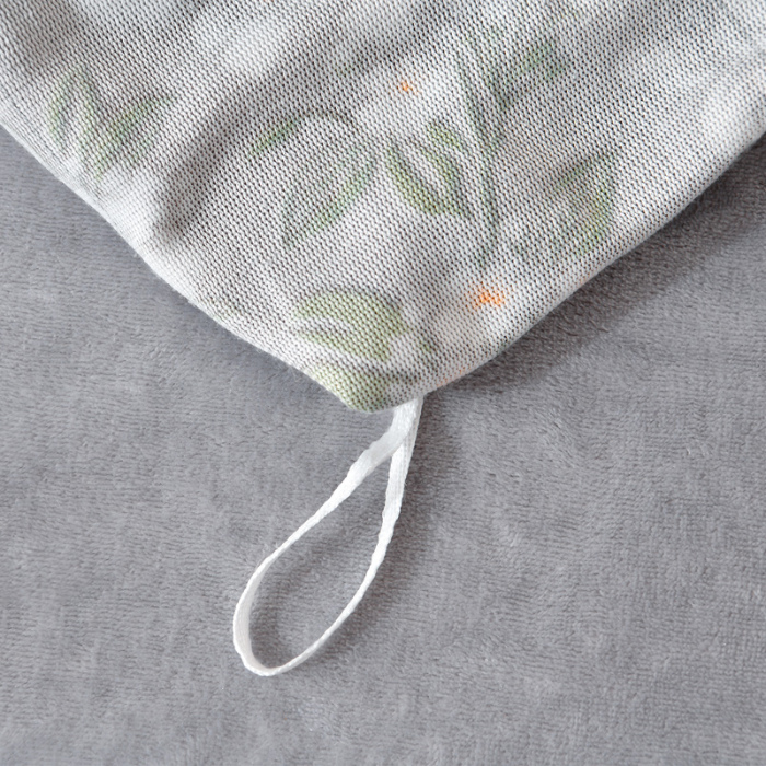 91家纺网 家纺一手货源 找家纺 梦之星 2025新款8斤重牛奶绒6D雕花绒四件套法莱水晶金貂 桃花朵朵-灰