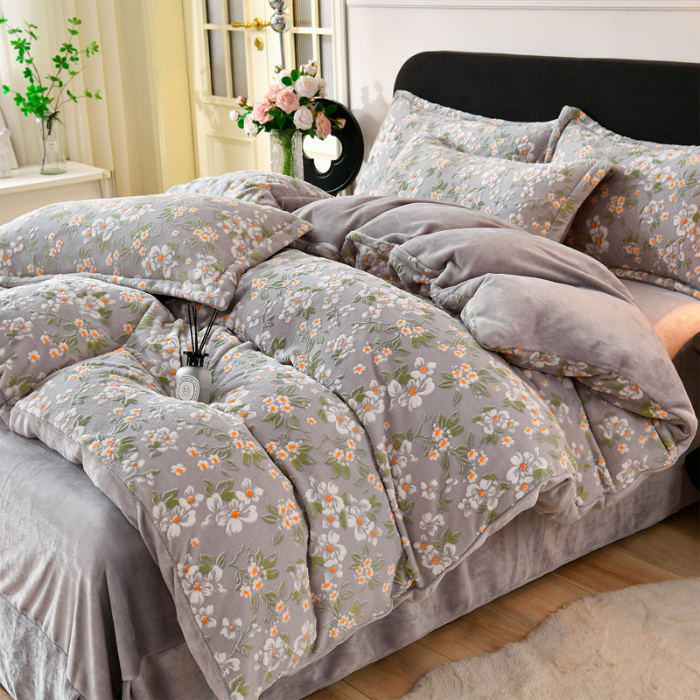 91家纺网 家纺一手货源 找家纺 梦之星 2025新款8斤重牛奶绒6D雕花绒四件套法莱水晶金貂 桃花朵朵-灰