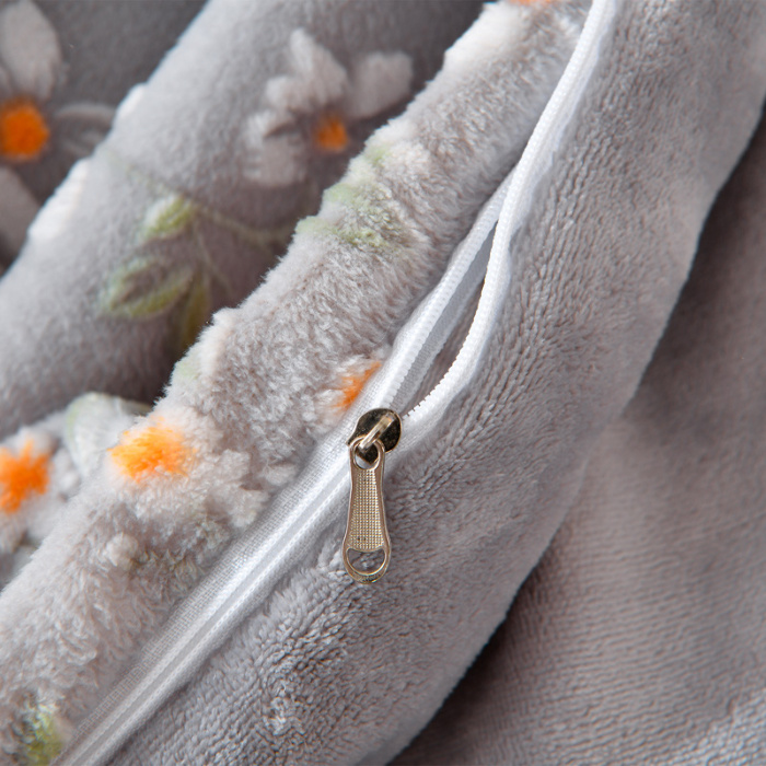 91家纺网 家纺一手货源 找家纺 梦之星 2025新款8斤重牛奶绒6D雕花绒四件套法莱水晶金貂 桃花朵朵-灰