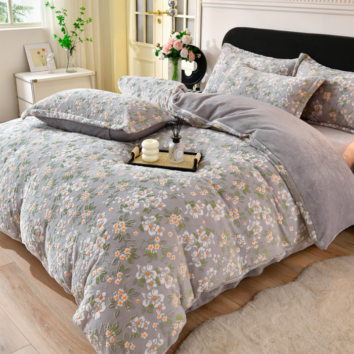 91家纺网 家纺一手货源 找家纺 梦之星 2025新款8斤重牛奶绒6D雕花绒四件套法莱水晶金貂 桃花朵朵-灰