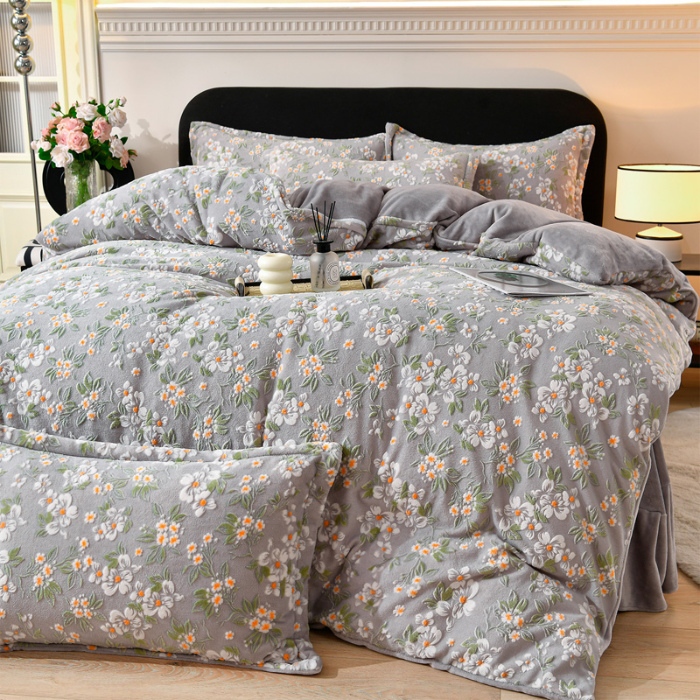 91家纺网 家纺一手货源 找家纺 梦之星 2025新款8斤重牛奶绒6D雕花绒四件套法莱水晶金貂 桃花朵朵-灰