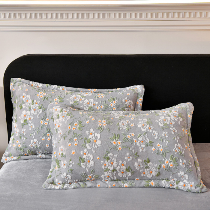 91家纺网 家纺一手货源 找家纺 梦之星 2025新款8斤重牛奶绒6D雕花绒四件套法莱水晶金貂 桃花朵朵-灰