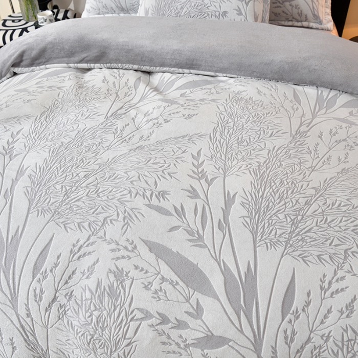 91家纺网 家纺一手货源 找家纺 梦之星 2025新款8斤重牛奶绒6D雕花绒四件套法莱水晶金貂 摇曳-灰