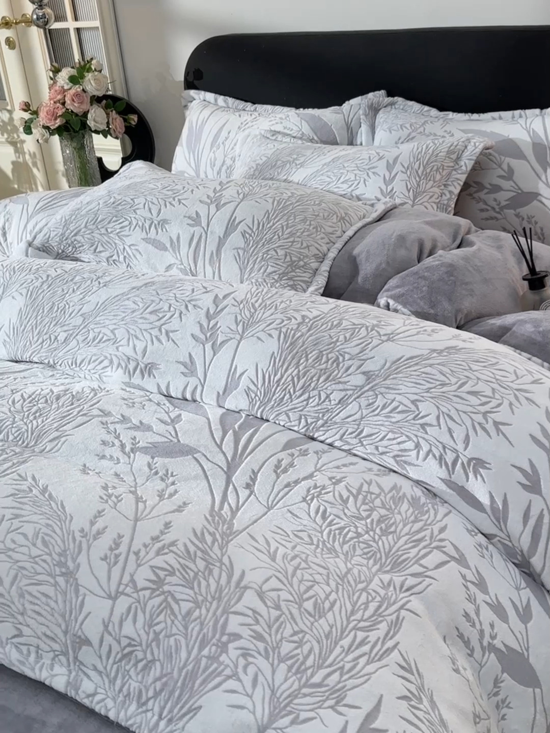 91家纺网 家纺一手货源 找家纺 梦之星 2025新款8斤重牛奶绒6D雕花绒四件套法莱水晶金貂 摇曳-灰