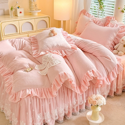 91家纺网 家纺一手货源 找家纺 （总）漫布云2025秋冬新款230g全消光牛奶绒床裙款四件套纯色蕾丝花边刺绣蕾丝床裙款床盖款法式蕾丝公主粉奶油风四件套