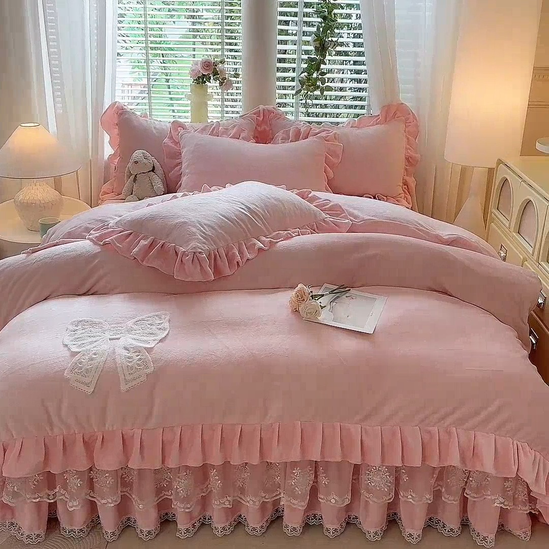 91家纺网 家纺一手货源 找家纺 （总）漫布云2025秋冬新款230g全消光牛奶绒床裙款四件套纯色蕾丝花边刺绣蕾丝床裙款床盖款法式蕾丝公主粉奶油风四件套