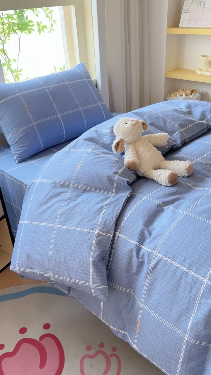 91家纺网 家纺一手货源 找家纺 （总）【苏东来】2025简约13372纯棉全棉学生三件套宿舍上下铺全棉纯棉格子印花三件套件单品被套床单枕套学生季