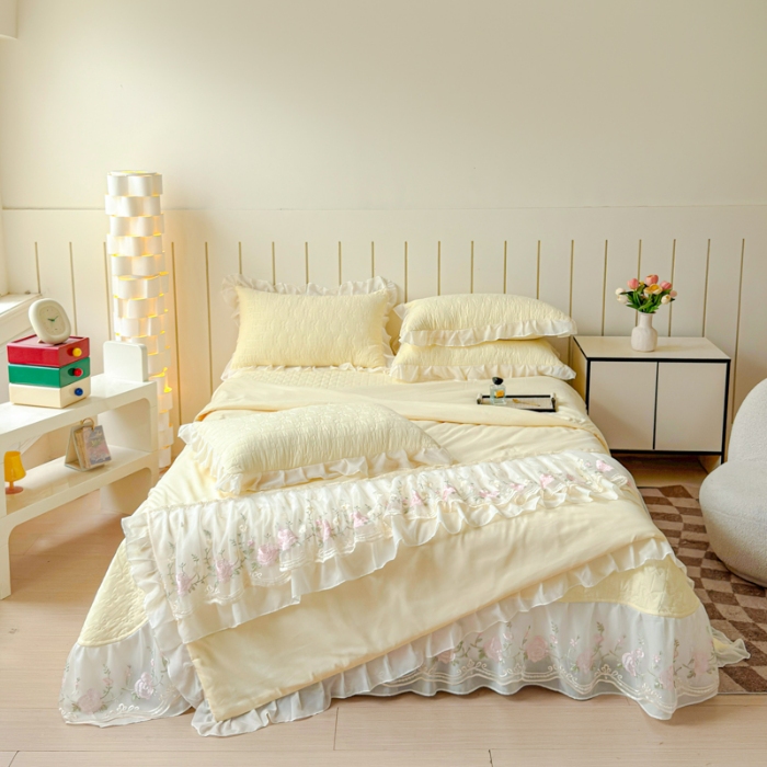 91家纺网 家纺一手货源 找家纺 （总）漫布云2025春夏新款韩版公主风水洗棉蕾丝床盖款夏被四件套法式蕾丝花边床裙款三件套