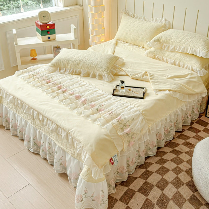 91家纺网 家纺一手货源 找家纺 漫布云2025春夏新款韩版公主风水洗棉蕾丝床盖款夏被四件套法式蕾丝花边床裙款三件套 艾薇-嫩黄