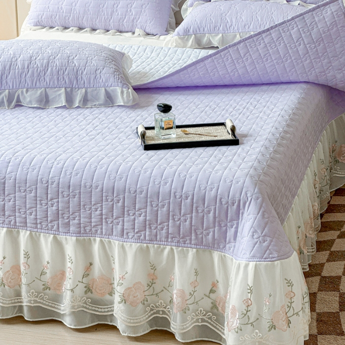 91家纺网 家纺一手货源 找家纺 漫布云2025春夏新款韩版公主风水洗棉蕾丝床盖款夏被四件套法式蕾丝花边床裙款三件套  艾薇-香芋紫
