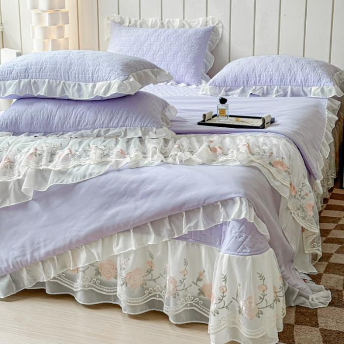 91家纺网 家纺一手货源 找家纺 漫布云2025春夏新款韩版公主风水洗棉蕾丝床盖款夏被四件套法式蕾丝花边床裙款三件套  艾薇-香芋紫