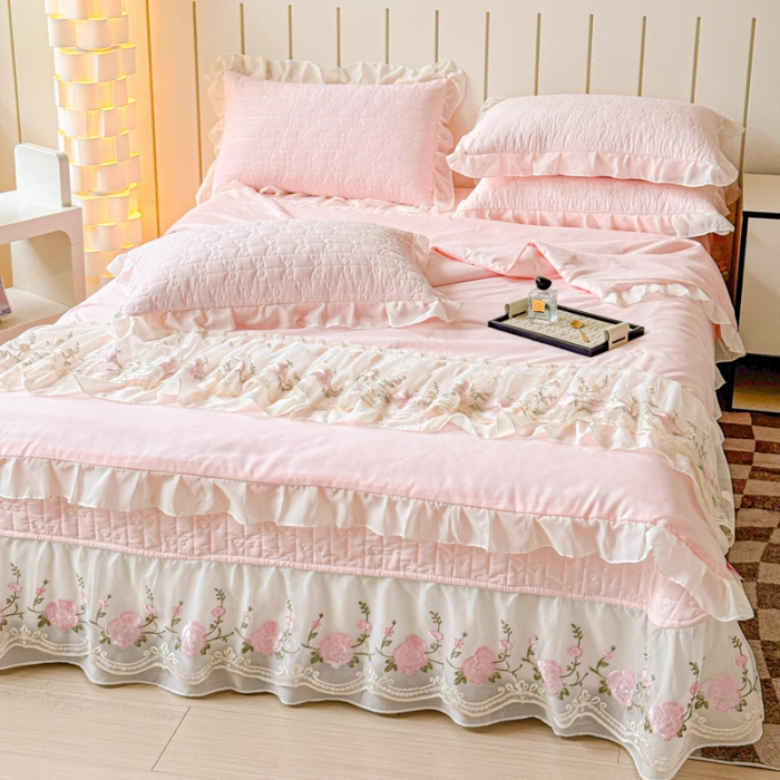 91家纺网 家纺一手货源 找家纺 漫布云2025春夏新款韩版公主风水洗棉蕾丝床盖款夏被四件套法式蕾丝花边床裙款三件套  艾薇-少女粉 