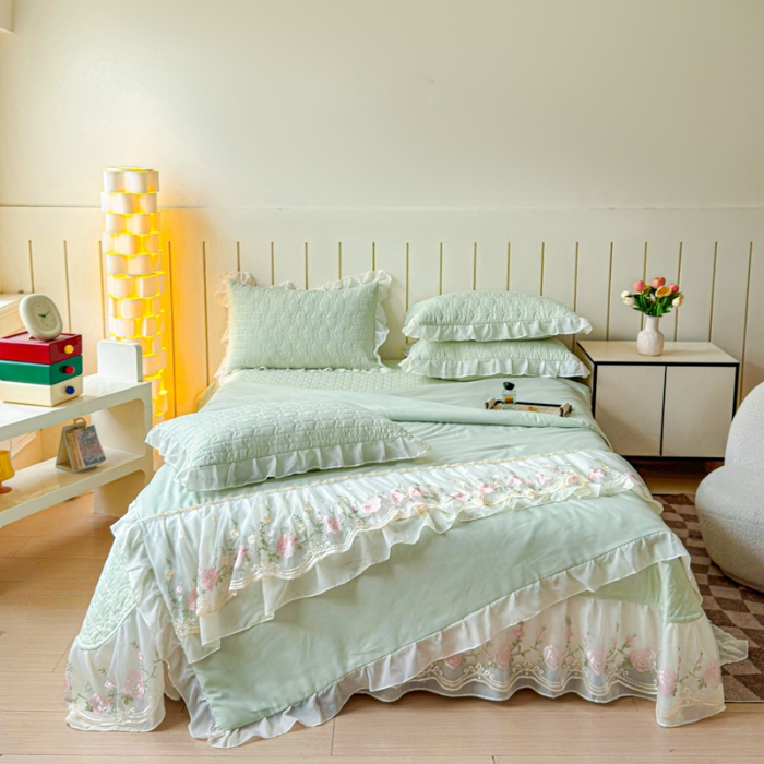91家纺网 家纺一手货源 找家纺 漫布云2025春夏新款韩版公主风水洗棉蕾丝床盖款夏被四件套法式蕾丝花边床裙款三件套 艾薇-奶油绿
