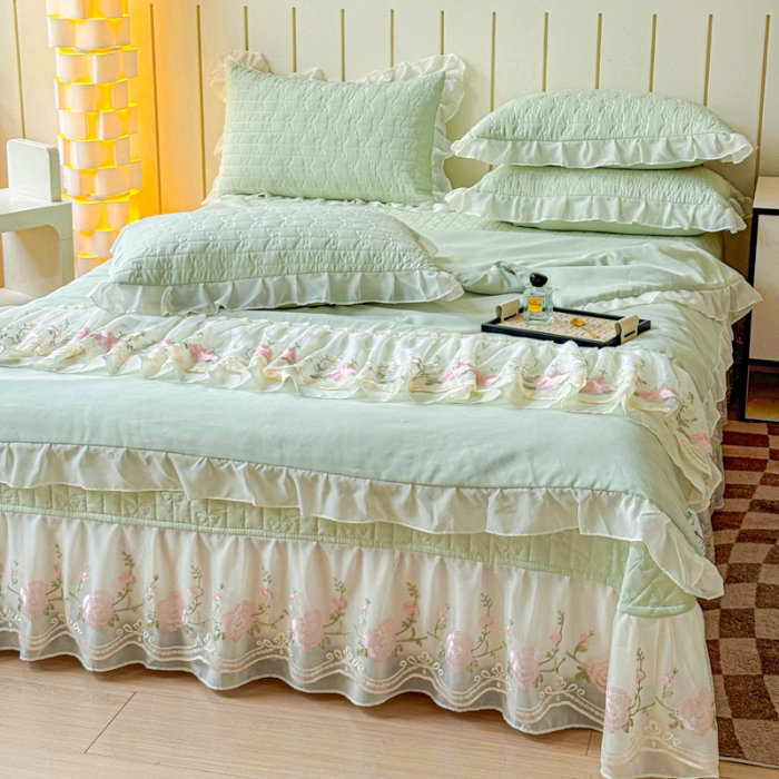 91家纺网 家纺一手货源 找家纺 漫布云2025春夏新款韩版公主风水洗棉蕾丝床盖款夏被四件套法式蕾丝花边床裙款三件套 艾薇-奶油绿