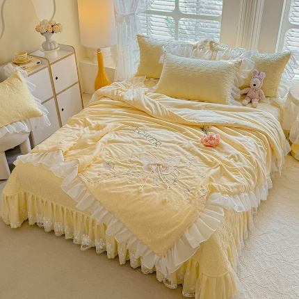 91家纺网 家纺一手货源 找家纺 （总）苏米娜家纺2025春夏新品韩版甜美公主风超柔水洗棉床盖四件套刺绣针织棉双层纱纯棉棉麻全棉少女心夹棉床裙款夏被款床盖四件套