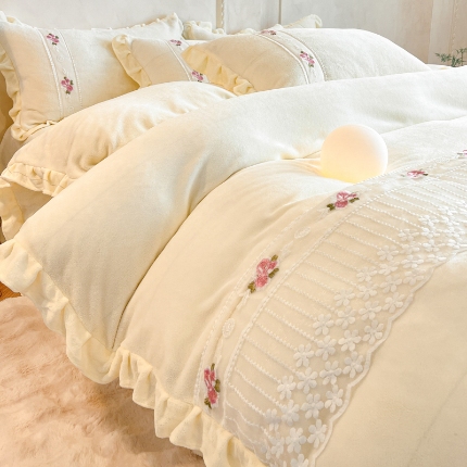 91家纺网 家纺一手货源 找家纺 （总）舒咪欧 2025新款加厚全消光全消光牛奶绒纯色法式刺绣花边款婚庆大红四件套