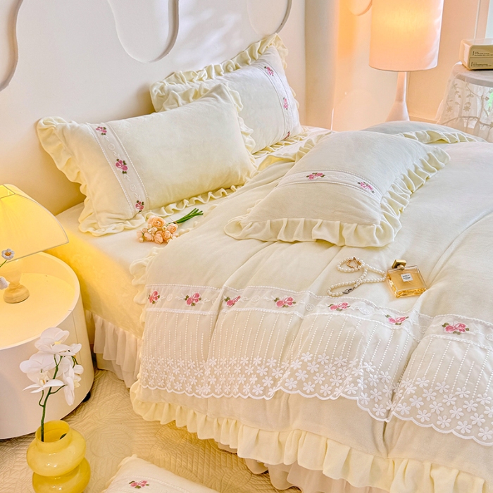 91家纺网 家纺一手货源 找家纺 （总）舒咪欧 2025新款绣花全消光牛奶绒宝宝绒花边四件套-可奈