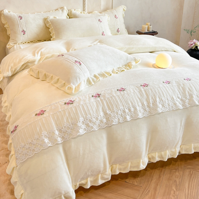 91家纺网 家纺一手货源 找家纺 （总）舒咪欧 2025新款绣花全消光牛奶绒宝宝绒花边四件套-可奈