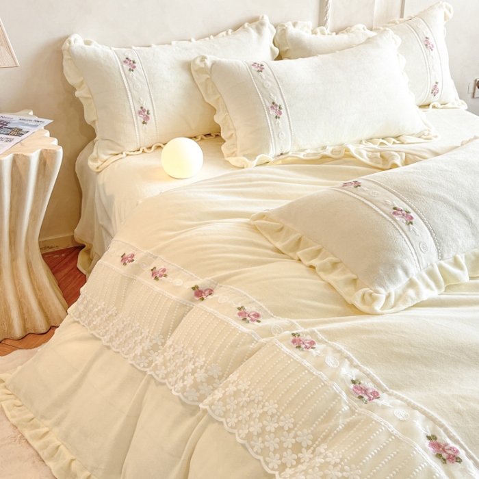 91家纺网 家纺一手货源 找家纺 （总）舒咪欧 2025新款绣花全消光牛奶绒宝宝绒花边四件套-可奈