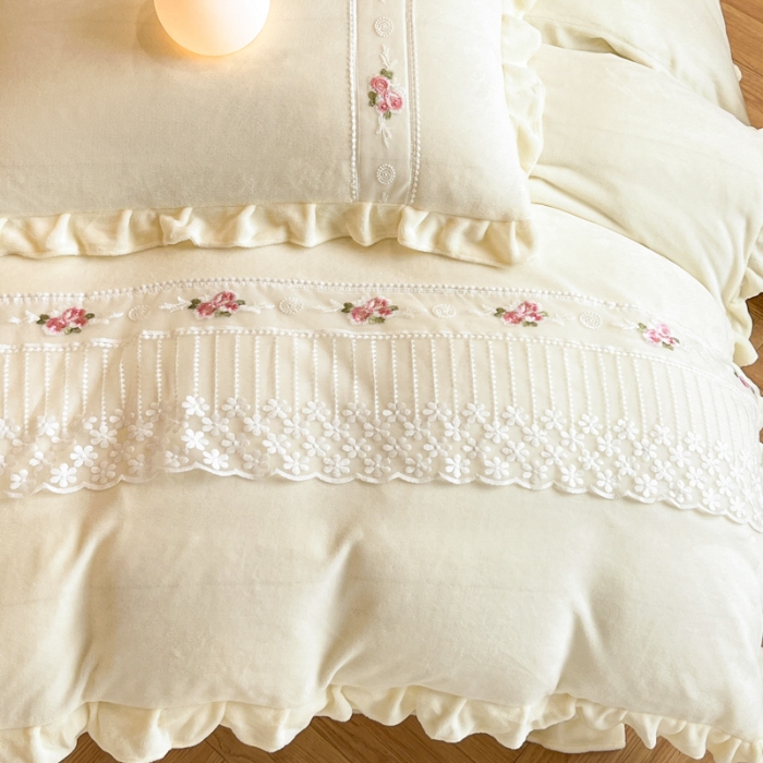 91家纺网 家纺一手货源 找家纺 （总）舒咪欧 2025新款绣花全消光牛奶绒宝宝绒花边四件套-可奈