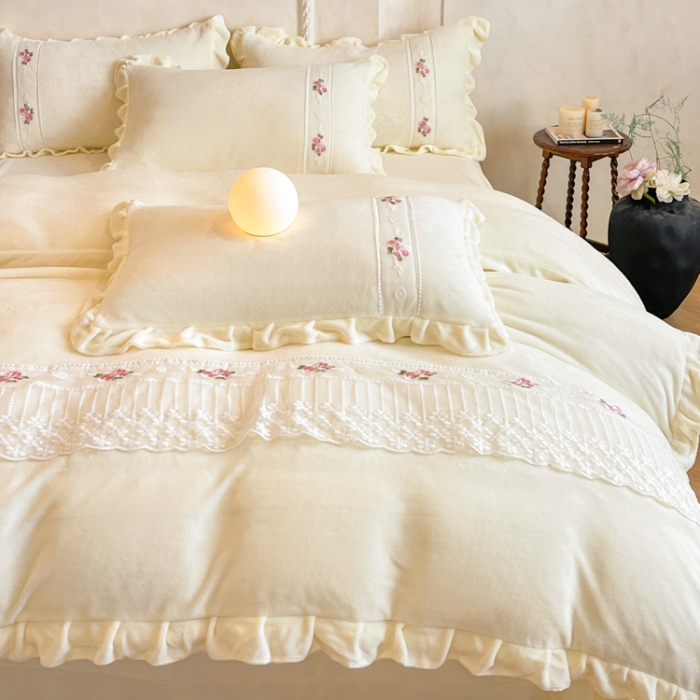 91家纺网 家纺一手货源 找家纺 （总）舒咪欧 2025新款绣花全消光牛奶绒宝宝绒花边四件套-可奈