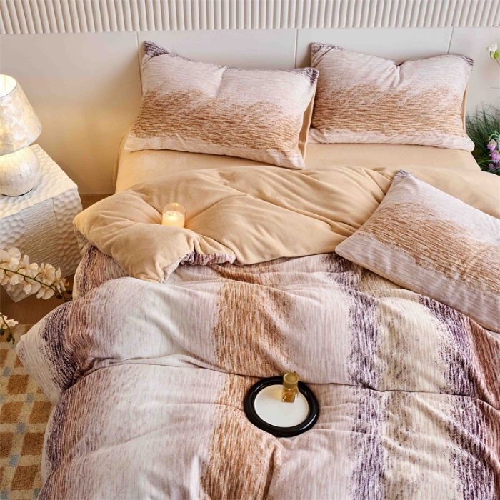 91家纺网 家纺一手货源 找家纺 （总）兰紫橙家纺 2025新款240克高克重印花雅丝绒全消光牛奶绒四件套
