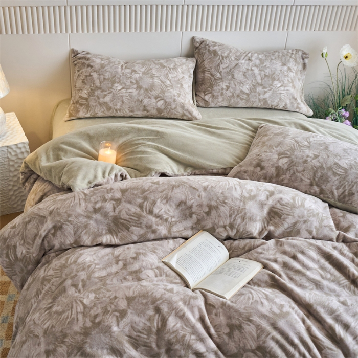 91家纺网 家纺一手货源 找家纺 （总）兰紫橙家纺 2025新款240克高克重印花雅丝绒全消光牛奶绒四件套