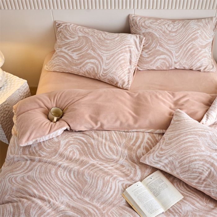 91家纺网 家纺一手货源 找家纺 （总）兰紫橙家纺 2025新款240克高克重印花雅丝绒全消光牛奶绒四件套