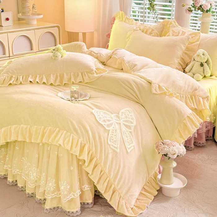 91家纺网 家纺一手货源 找家纺 （总）漫布云2025秋冬新款230g全消光牛奶绒床裙款四件套纯色蕾丝花边刺绣蕾丝床裙款床盖款法式蕾丝公主粉奶油风四件套