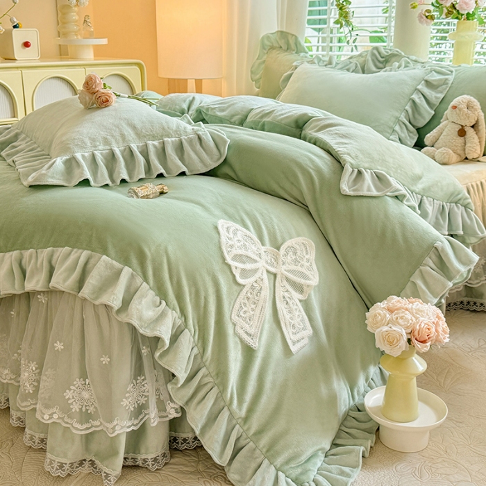 91家纺网 家纺一手货源 找家纺 （总）漫布云2025秋冬新款230g全消光牛奶绒床裙款四件套纯色蕾丝花边刺绣蕾丝床裙款床盖款法式蕾丝公主粉奶油风四件套