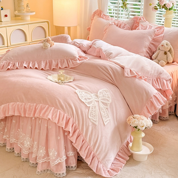 91家纺网 家纺一手货源 找家纺 （总）漫布云2025秋冬新款230g全消光牛奶绒床裙款四件套纯色蕾丝花边刺绣蕾丝床裙款床盖款法式蕾丝公主粉奶油风四件套