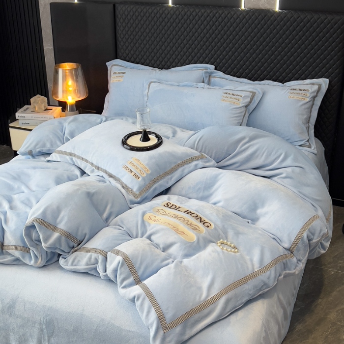 91家纺网 家纺一手货源 找家纺 （总）【苏东来】2025高端加厚保暖外贸轻奢款纯色牛奶绒刺绣花四件套床单被套单品简约绒兔毛绒法莱绒婴儿绒套件