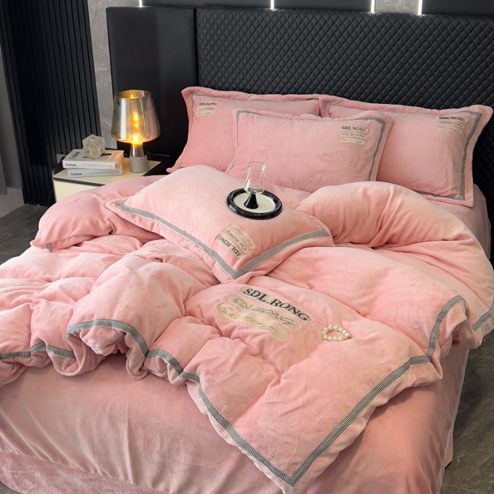 91家纺网 家纺一手货源 找家纺 （总）【苏东来】2025高端加厚保暖外贸轻奢款纯色牛奶绒刺绣花四件套床单被套单品简约绒兔毛绒法莱绒婴儿绒套件