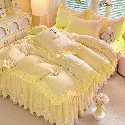 91家纺网 家纺一手货源 找家纺 2025秋冬新款全消光牛奶绒四件套纯色蕾丝花边刺绣蕾丝床裙款床盖款甜心系列