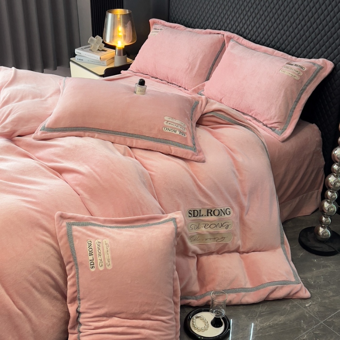 91家纺网 家纺一手货源 找家纺 （总）【苏东来】2025高端加厚保暖外贸轻奢款纯色牛奶绒刺绣花四件套床单被套单品简约绒兔毛绒法莱绒婴儿绒套件