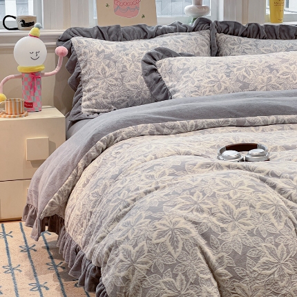 91家纺网 家纺一手货源 找家纺 （总）忆生活家纺 2025新款秋冬韩版公主风5D立体雕花牛奶绒四件套