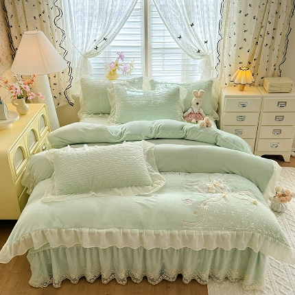 苏米娜2025秋冬新款11斤230g全消光牛奶绒夹棉床盖款四件套纯色蕾丝花边刺绣床裙款床盖  蝶恋花-新芽绿 