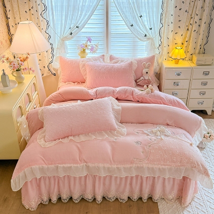 苏米娜2025秋冬新款11斤230g全消光牛奶绒夹棉床盖款四件套纯色蕾丝花边刺绣床裙款床盖 蝶恋花-樱花粉